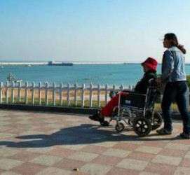 伊犁八旬老人推轮椅带老伴游中国(为了方便推轮椅带老伴出门)