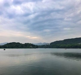 伊犁杭州自助游(杭州自助游旅游攻略)