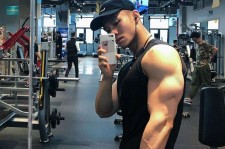 伊犁肌肉男模(肌肉男模拟器)