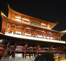 伊犁长沙旅游攻略(长沙旅游攻略景点必去长沙美食街)