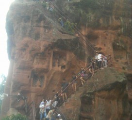 伊犁乐山旅游攻略(乐山旅游攻略自由行路线推荐)