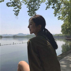 伊犁私人伴游网带你看到天际，白色盐湖无际，蓝色天空无边