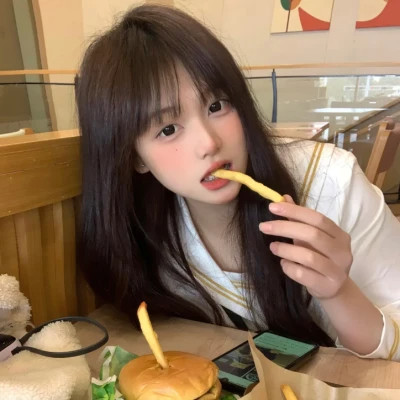 伊犁伴游女生李欣怡的资料