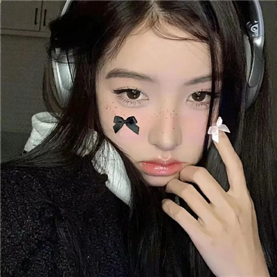 伊犁伴游女生纳兰清越的资料