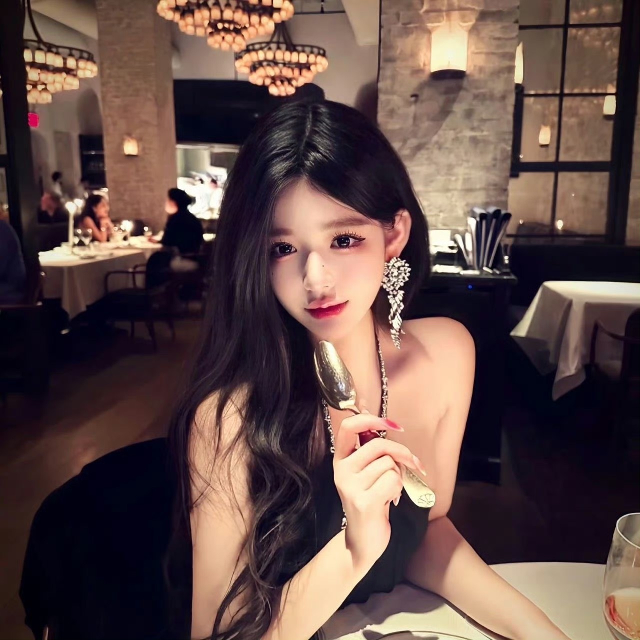 伊犁伴游女生蓝盈盈的资料