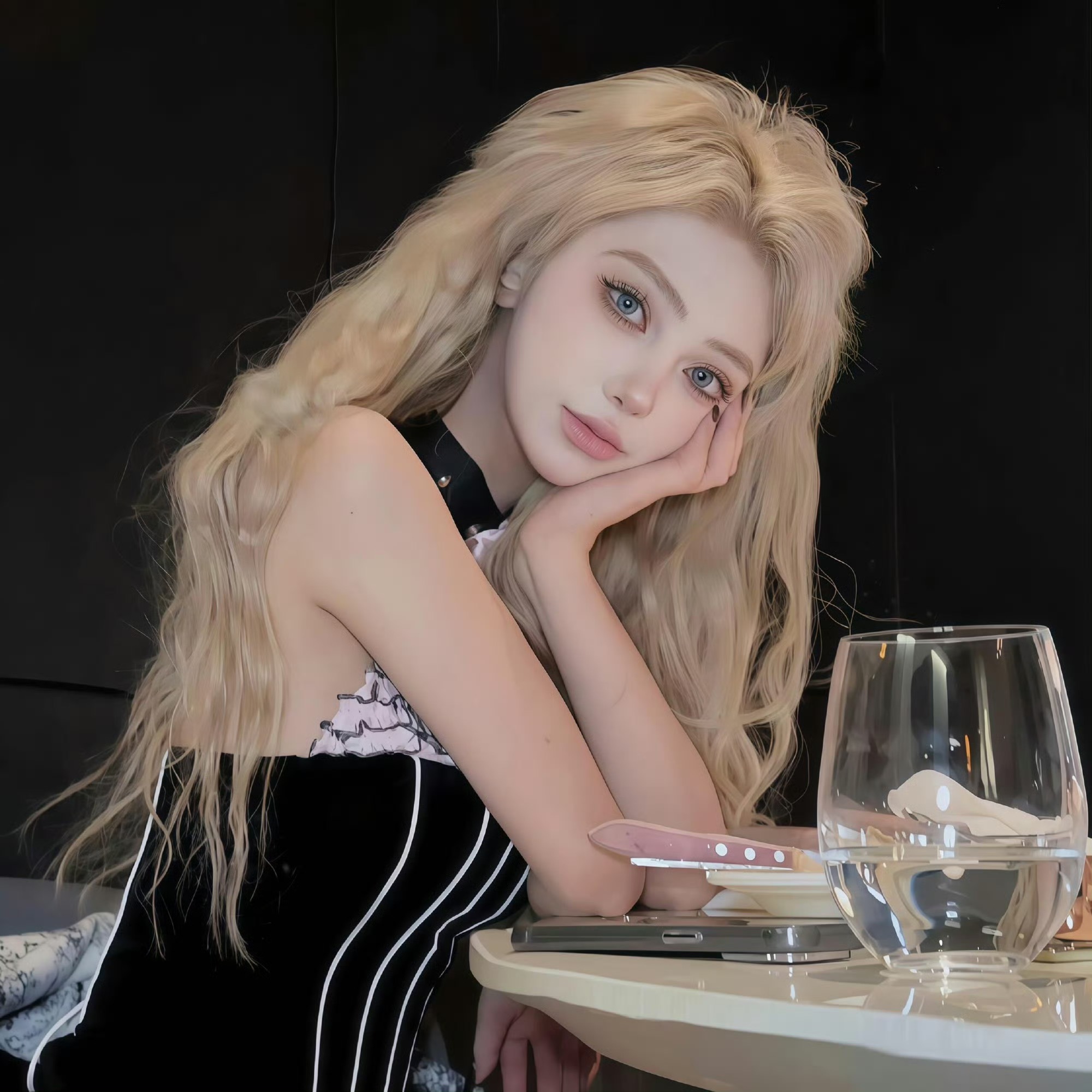 伊犁伴游女生晨露的资料