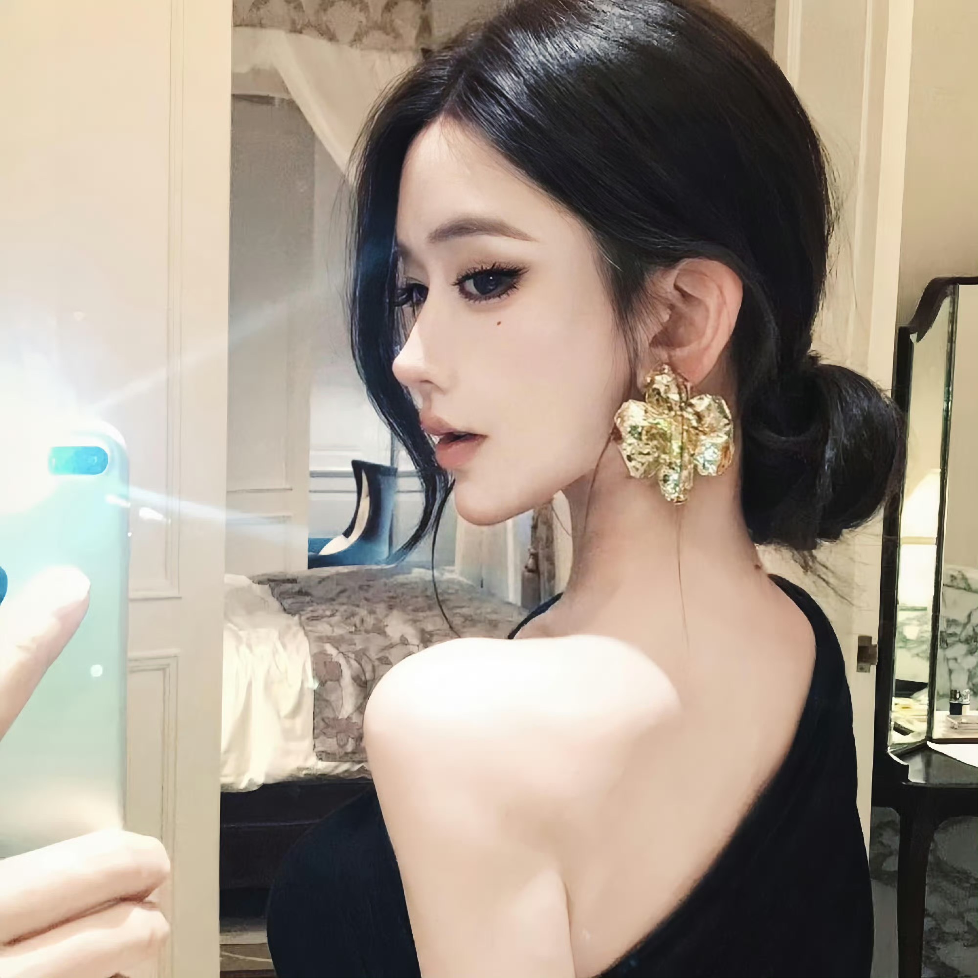 伊犁伴游女生靖骊萍的资料