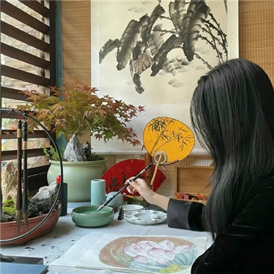 伊犁伴游女生源又菡的资料