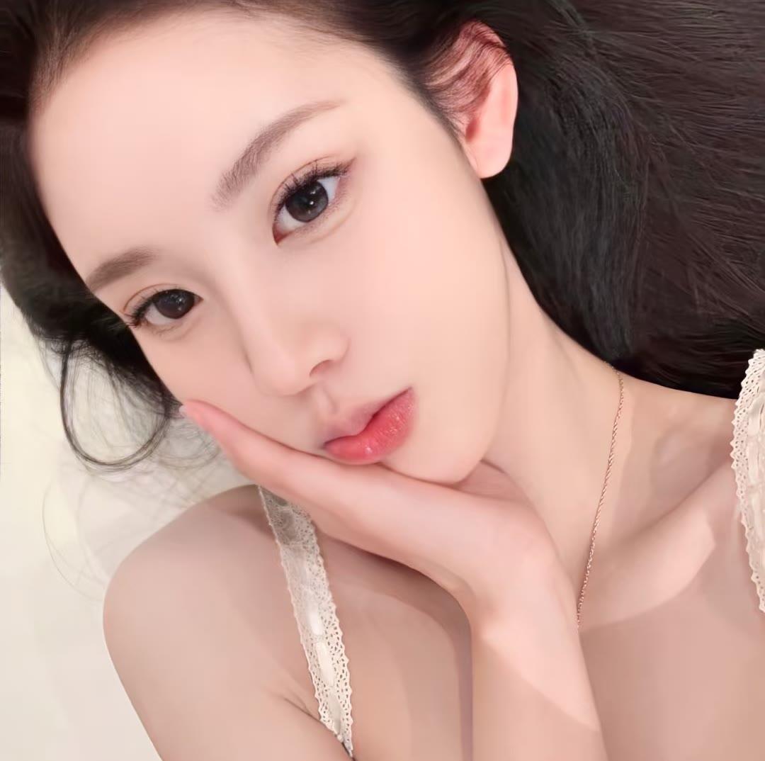 伊犁伴游女生佛白易的资料
